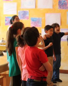 niños gozando el colegio